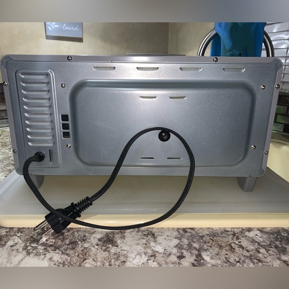 BLACK+DECKER 3 in 1 Toaster Oven & Random Kitchen Utensils - Picture 2 of 14